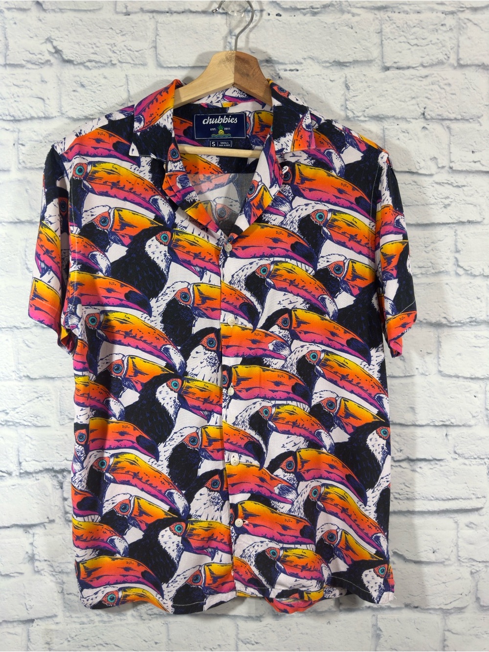 Chubbies Men’s Short Sleeve Button Up Toucan Print Shirt Size Small Orange Blue